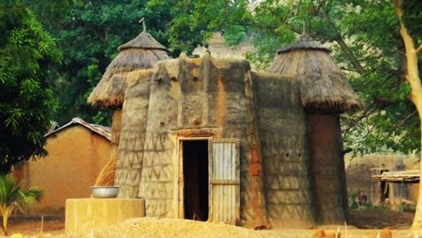 Décor_extérieur_Tata_Somba_Natitingou_Plantourisme_Benin_Tourisme