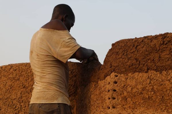Pose_de_Murs_terre_cuite_Tata_Somba_Natitingou_Plantourisme_Benin_Tourisme